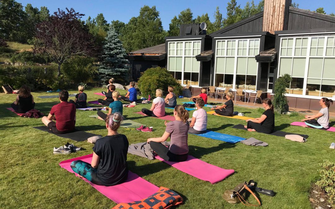 UTE Yoga torsdager kl 10:30 – 11:45 juni 2023 på Lotussenteret i Larvik